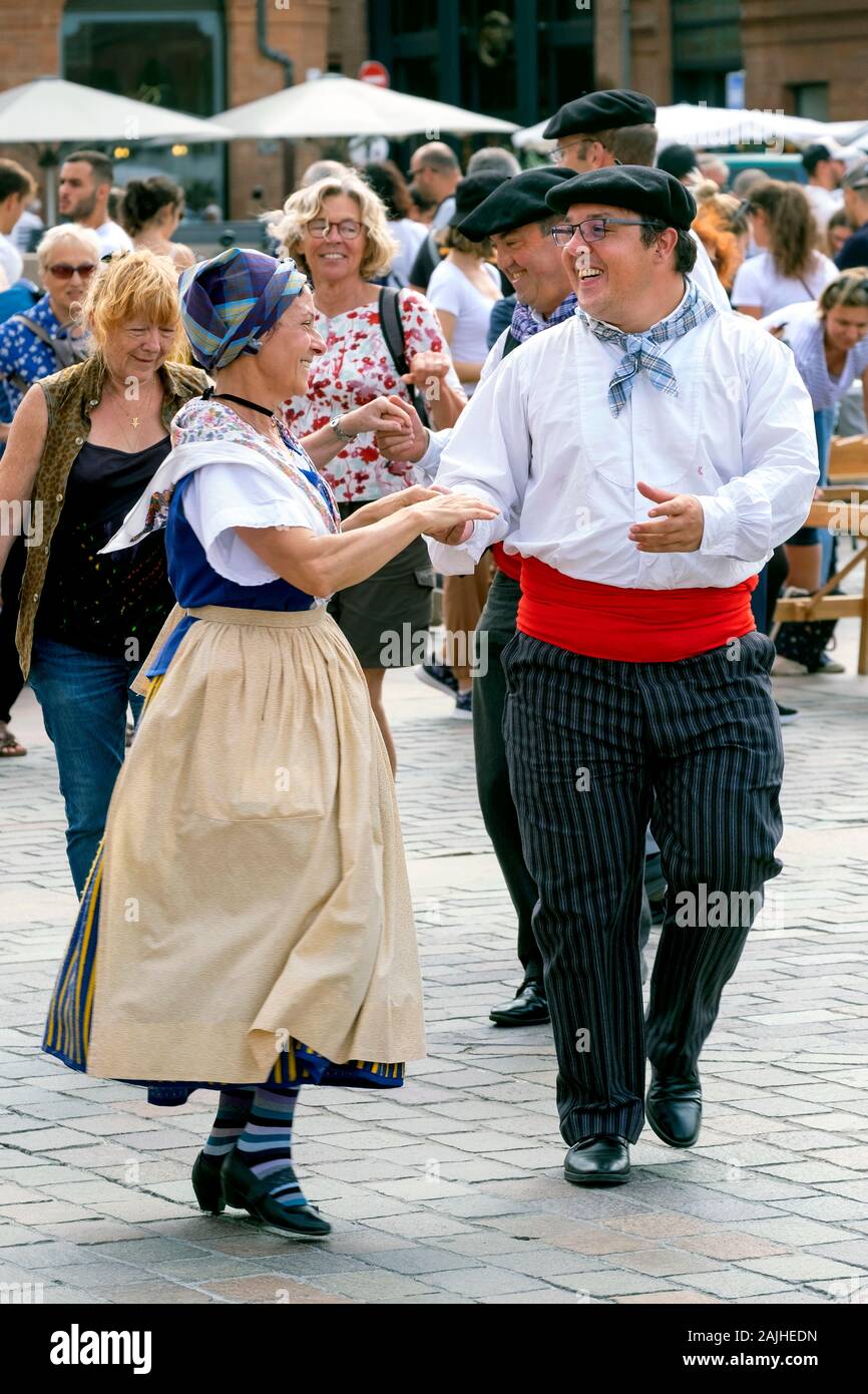Ballerini Folk in costumi tradizionali, Place du Capitole Square, Toulouse, Haute-Garonne, Francia, Europa Foto Stock