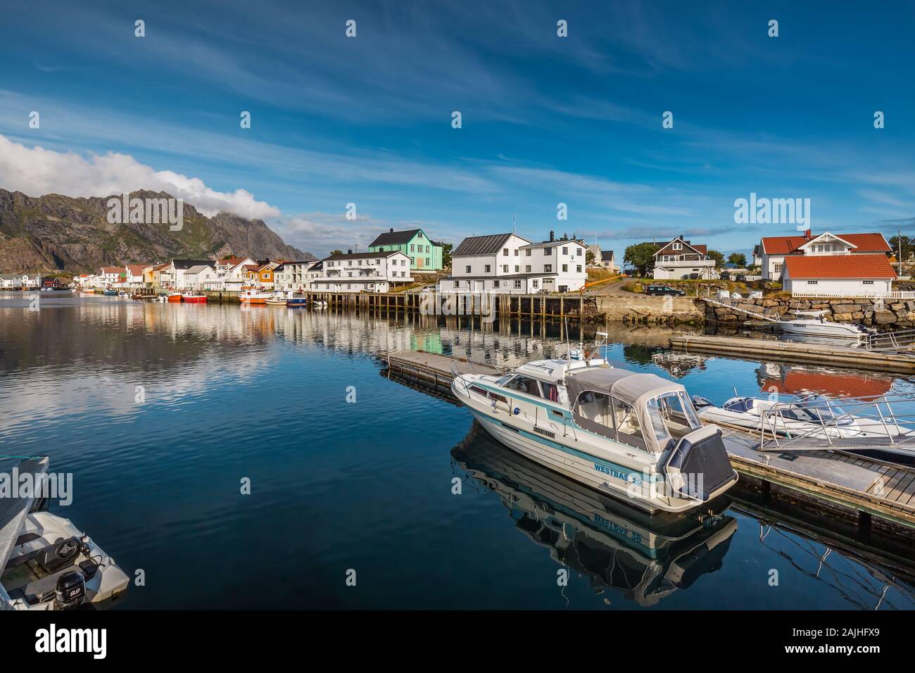 Vista del porto di Henningsvaer un piccolo villaggio di pescatori situato su molte piccole isole in Henningsvaer, Isole Lofoten in Norvegia. Henningsvaer, Norvegia Foto Stock