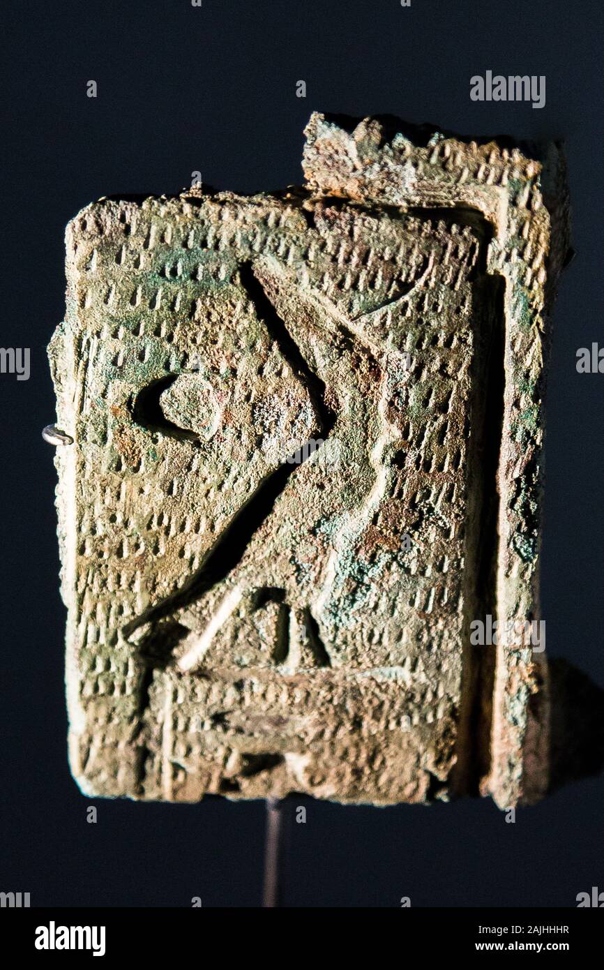 Foto scattata durante la visita di apertura della mostra "Osiris, i misteri sommersi dell'Egitto". Placca con il dio Horus. Foto Stock