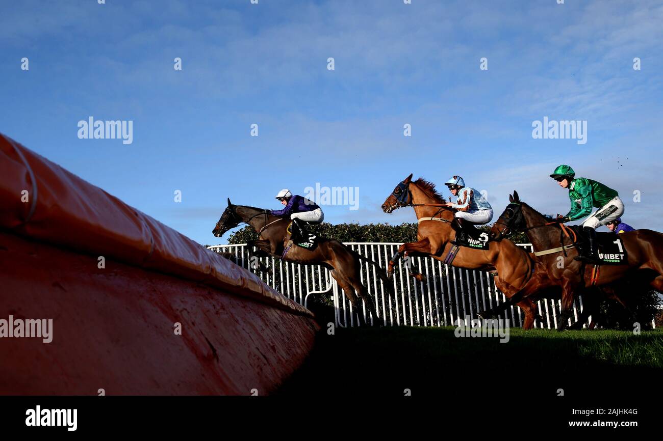 Locker room Talk cavalcato da fantino Sig. Jack Savage durante il nuovo Unibet Uniboost Handicap Chase durante il Unibet Tolworth Hurdle giorno a Sandown Park Raceourse, Sandown. Foto Stock