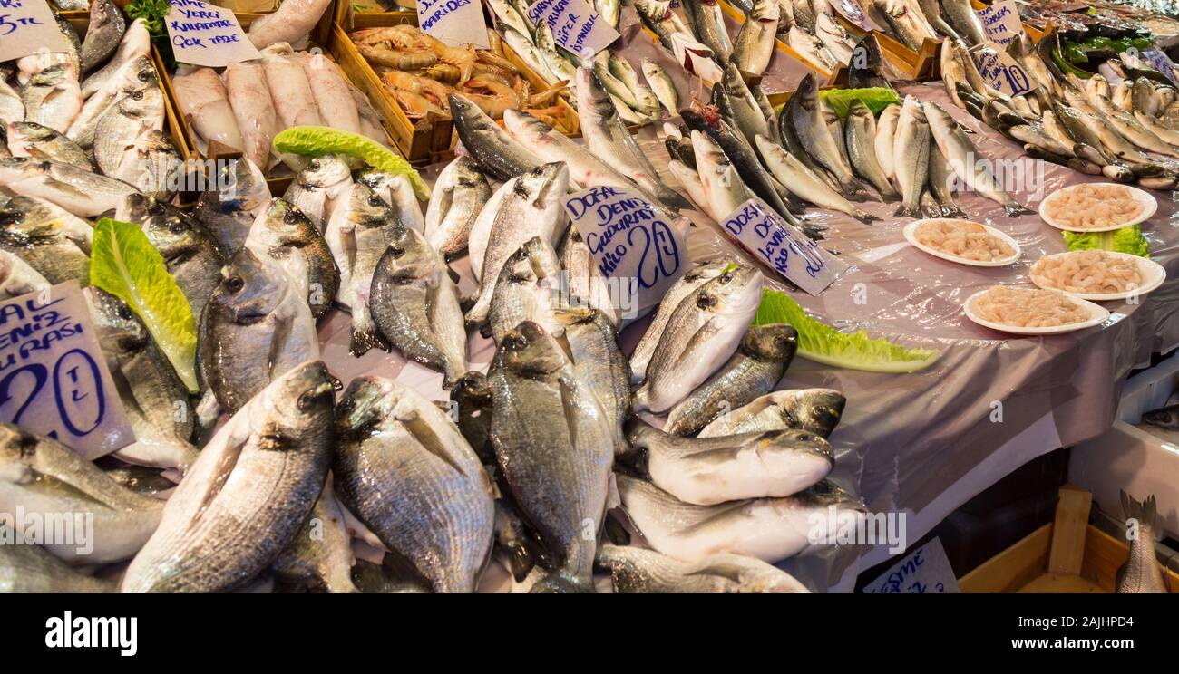 Pesce fresco al mercato, Kemeralti, Izmir, Turchia Foto Stock