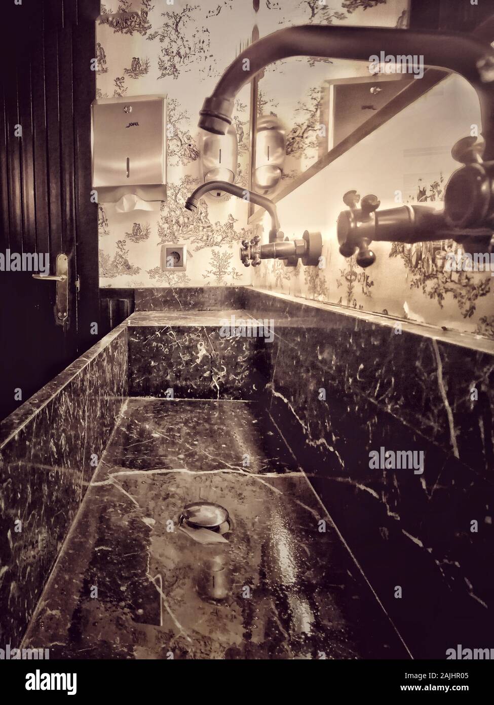 bagno con lavabo in marmo nero, antico grigio in nero vintage Foto Stock