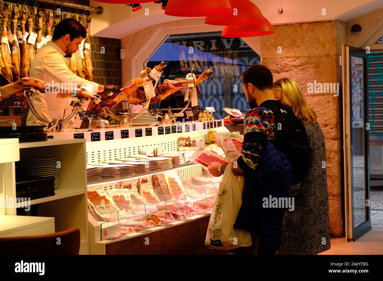 Scelta di tapas, Pram di alta qualità, tapas, Lisbona, Portogallo, clienti, Shopping, cucina, Gastronomia, Carving, servire, cibo, Europa, Bar, Delicatesse. Foto Stock