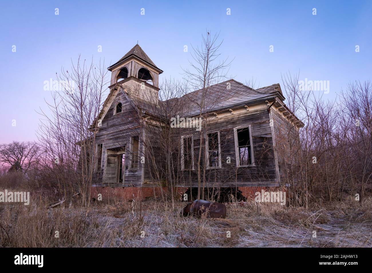 Vecchio abbandonato schoolhouse nel Midwest rurale. Elmira, Illinois, Stati Uniti d'America Foto Stock