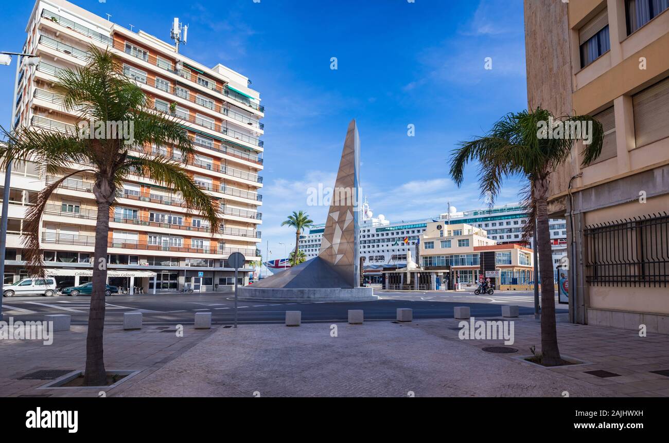 CADIZ, Spagna - circa ottobre, 2019: Plaza de la Hispanidad di Cadice in Andalusia, Spagna Foto Stock