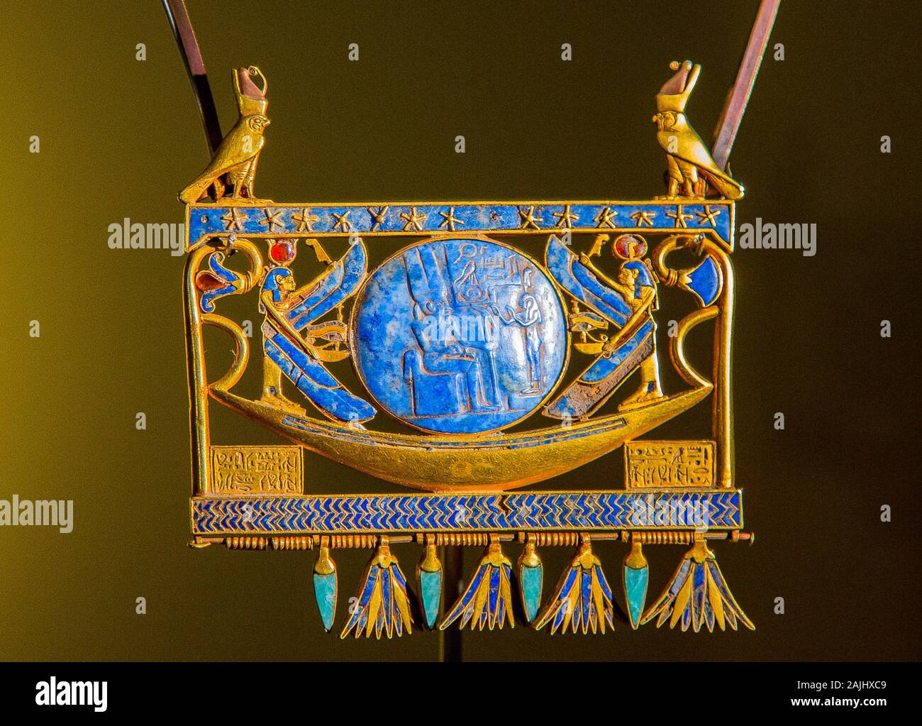 Foto scattata durante la visita di apertura della mostra "Osiride, dell'Egitto Sunken misteri". L'Egitto, al Cairo, Museo Egizio lembi pettorali trovati in Tanis. Foto Stock