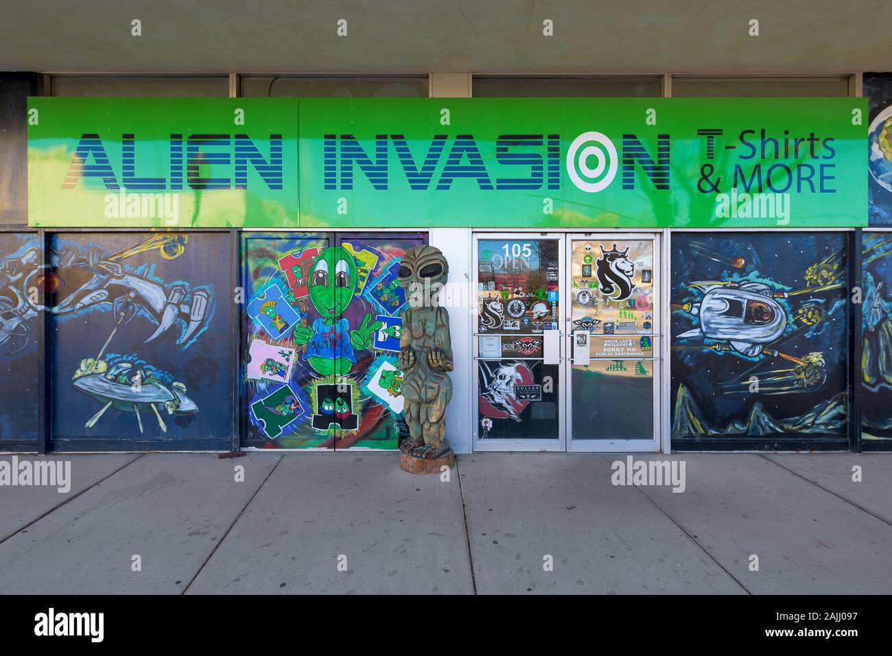Alien Invasion store sulla strada principale nel centro di Roswell, New Mexico Foto Stock