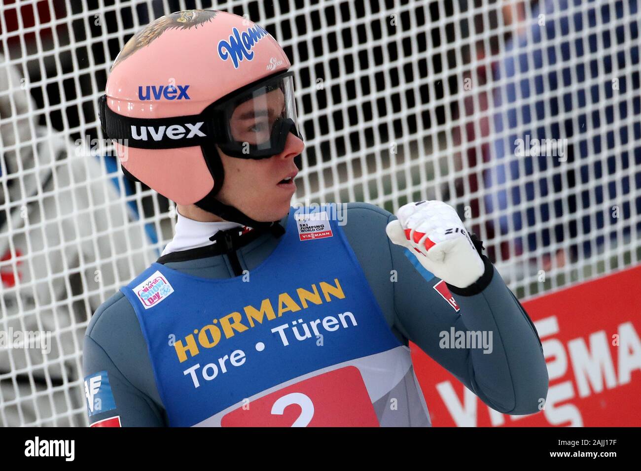 Innsbruck, Austria. 04 gen, 2020. Sci nordico/ski jumping World Cup, torneo delle quattro colline, Big Hill, uomini, secondo l'esecuzione. Stefan Kraft, ski ponticello da Austria, reagisce in area di finitura. Credito: Daniel Karmann/dpa/Alamy Live News Foto Stock