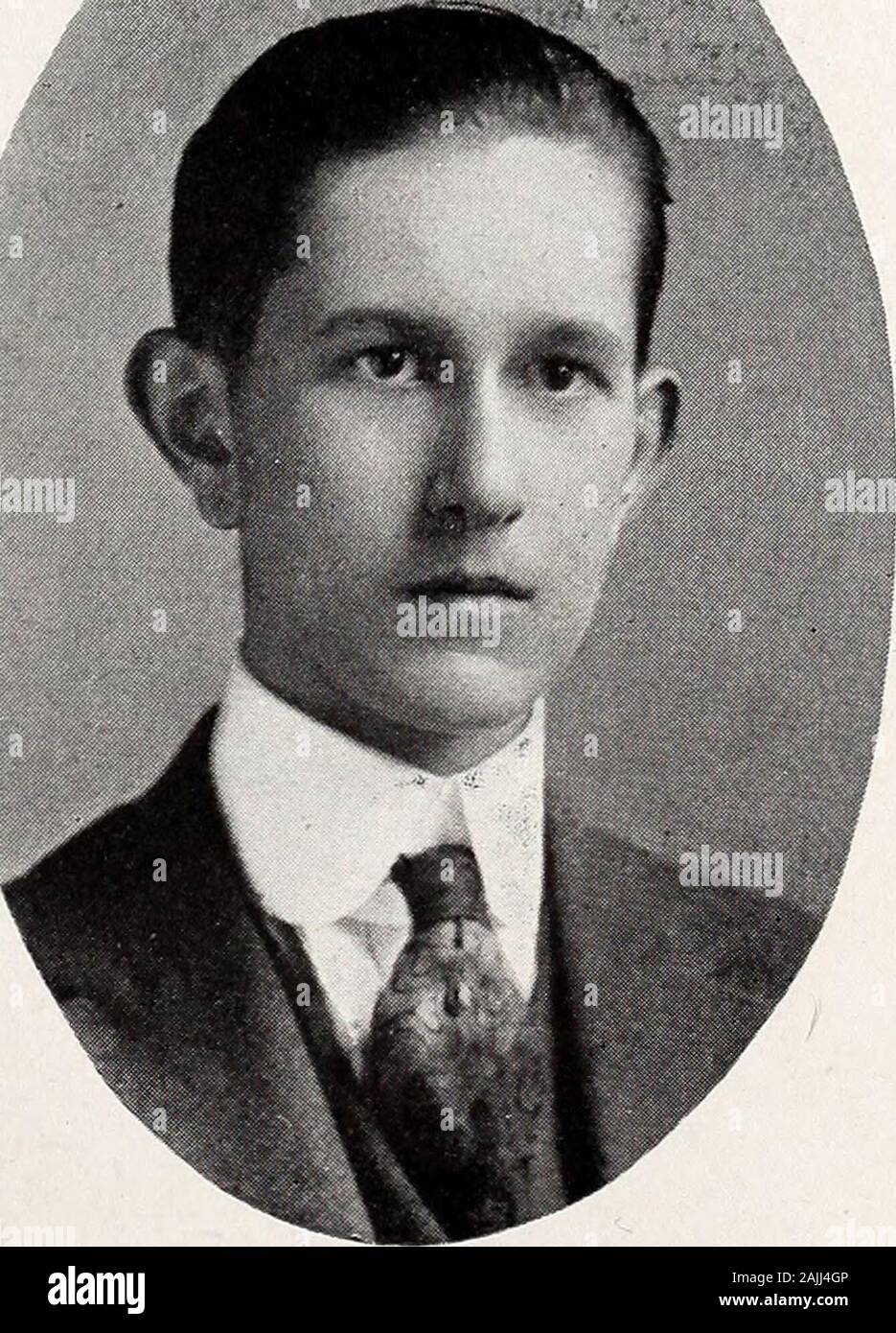 Il nero e oro [numero] . H. BANCHE Newman ha una magra e hungrylook ; egli pensa troppo; suchmen sono pericolose. Gli stati di alta scuola De-Team enzimatici e Typewrit-Team ing; Vincitore del REM-ington scrittura Medaland Kimballs medaglia MagazineTypewriting; Tun-Maker per Senior andGold nero. EDWIN A. NASHNash 7 am non nel rotolo di com-mon uomini. Assistente ManagerBlack Business e oro; MemberBasketball e BaseballTeams; Segretario JuvenileClub.. 20 Il nero e oro Foto Stock