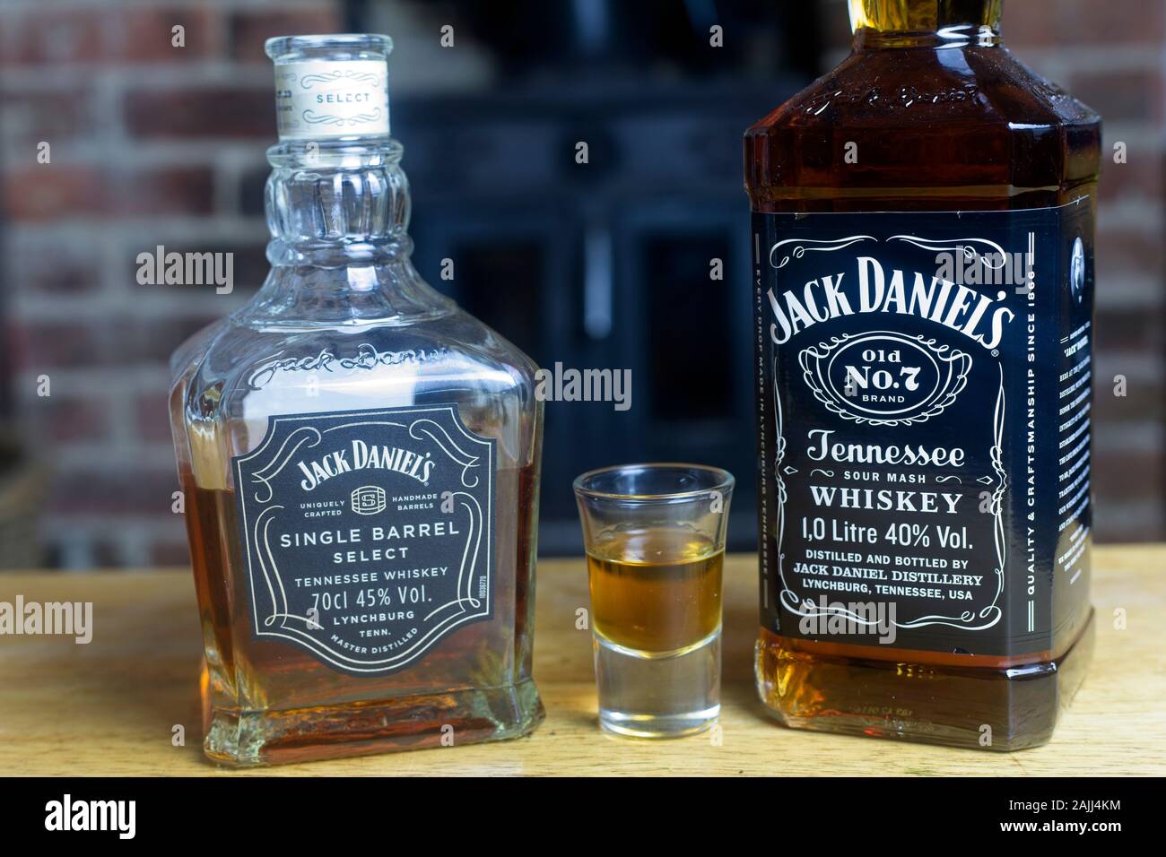 Colpo di whiskey accanto a una bottiglia di Jack Daniels canna singola selezionare e Old No. 7 Foto Stock