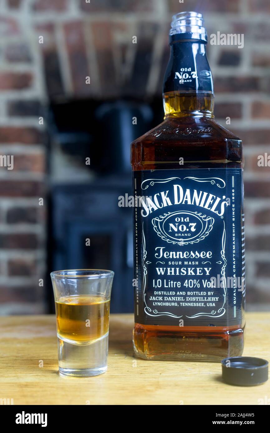Colpo di whiskey accanto a una bottiglia di Jack Daniels Old No. 7 Foto Stock