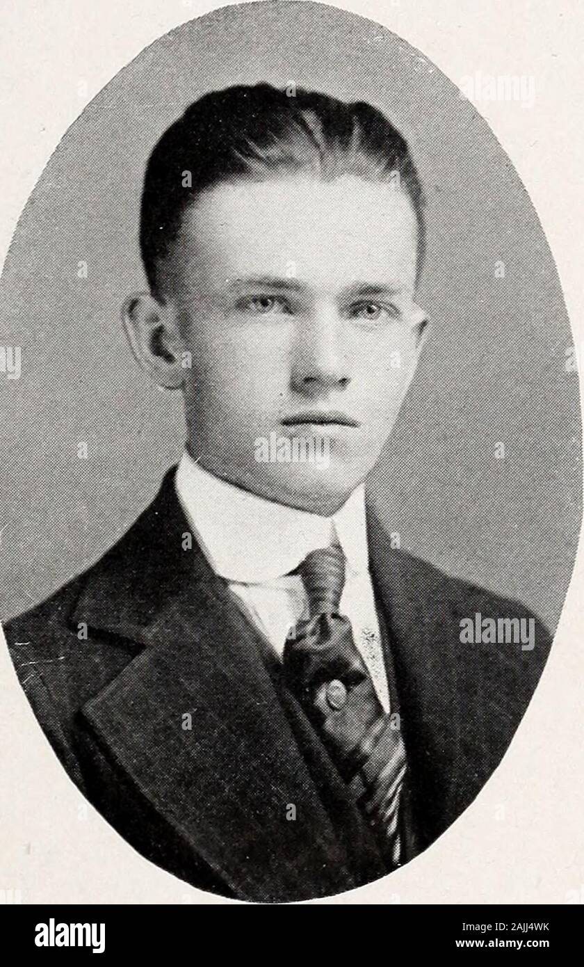 Il nero e oro [numero] . Il nero e oro 19. H. BANCHE Newman ha una magra e hungrylook ; egli pensa troppo; suchmen sono pericolose. Gli stati di alta scuola De-Team enzimatici e Typewrit-Team ing; Vincitore del REM-ington scrittura Medaland Kimballs medaglia MagazineTypewriting; Tun-Maker per Senior andGold nero. EDWIN A. NASHNash 7 am non nel rotolo di com-mon uomini. Assistente ManagerBlack Business e oro; MemberBasketball e BaseballTeams; Segretario JuvenileClub. Foto Stock