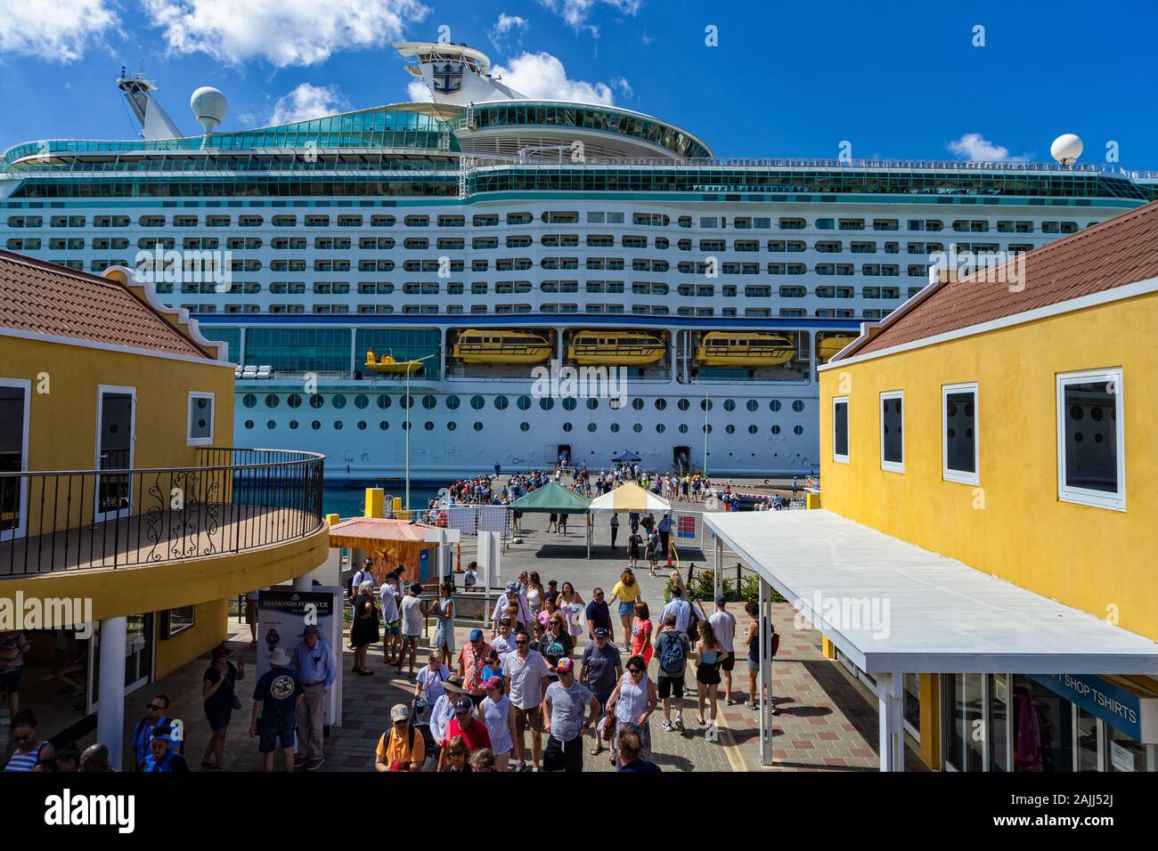 La nave di crociera su Bonaire porta un sacco di passeggeri e visitatori del Islan Foto Stock