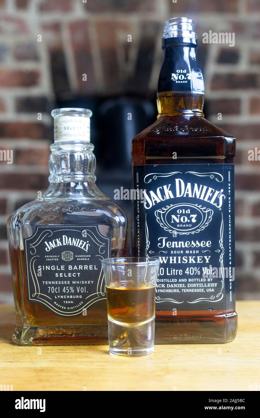 Colpo di whiskey accanto a una bottiglia di Jack Daniels canna singola selezionare e Old No. 7 Foto Stock