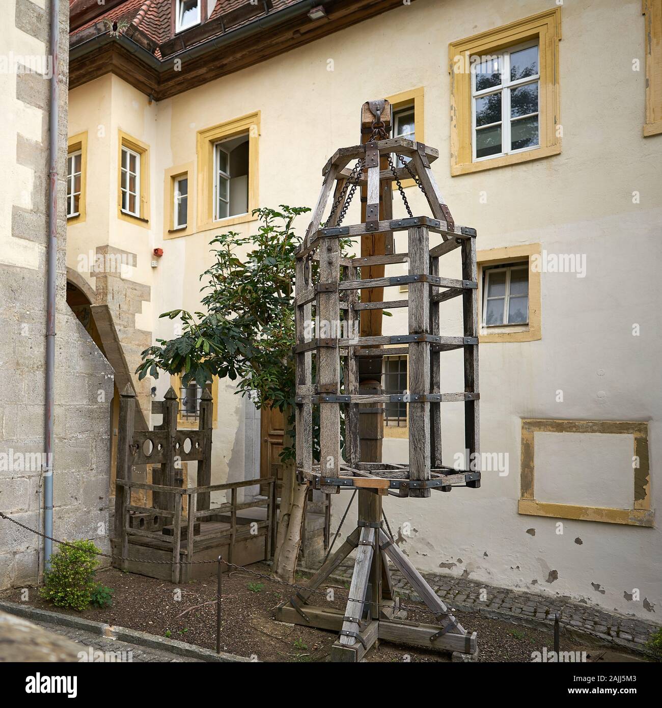 Dispositivo di tortura medievale in mostra fuori dal museo della tortura di Rothenburg in Germania. Foto Stock
