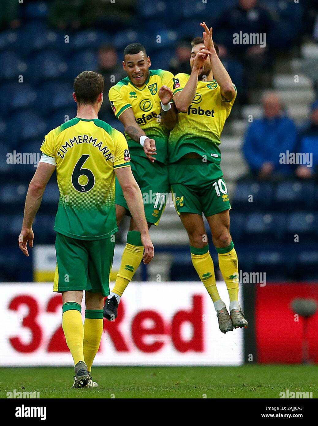 Norwich City's Onel Hernandez (centro) punteggio celebra il suo lato il secondo obiettivo del gioco con il compagno di squadra Moritz Leitner (a destra) durante la FA Cup terzo turno il match in Deepdale, Preston. Foto Stock