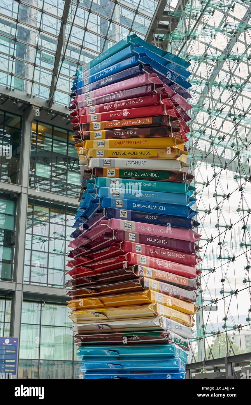 La pubblicità di grandi dimensioni di Ritter-Sport Chocolate Bar ha pillato cielo in alto nell'atrio della stazione ferroviaria principale di Berlino, Germania. Foto Stock