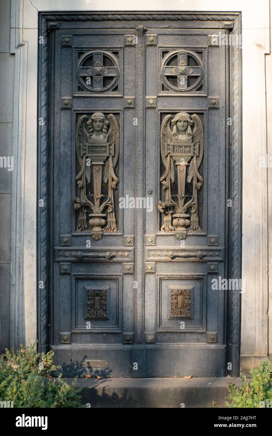 La vecchia porta con due angeli e le parole Frieden=pace e Ruhe=riposo e sculture ornamentali Foto Stock