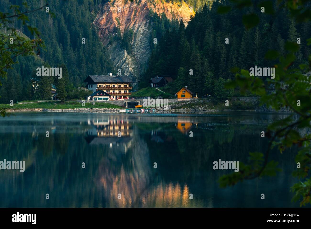 Lago Gosausee è uno dei luoghi più belli in Alpi austriache, il paesaggio intorno è semplicemente mozzafiato, è possibile vedere le splendide montagne intorno a Foto Stock