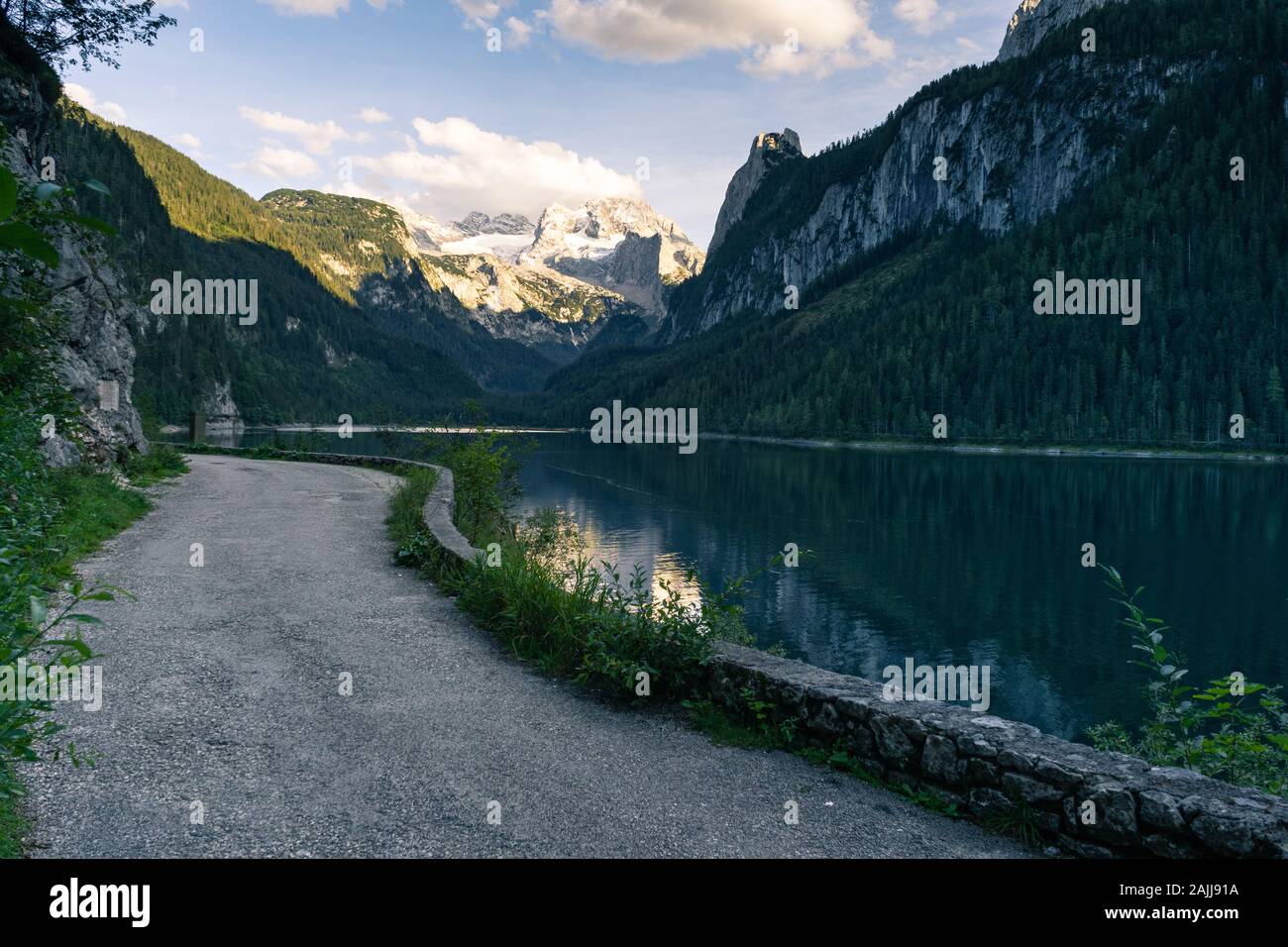 Lago Gosausee è uno dei luoghi più belli in Alpi austriache, il paesaggio intorno è semplicemente mozzafiato, è possibile vedere le splendide montagne intorno a Foto Stock