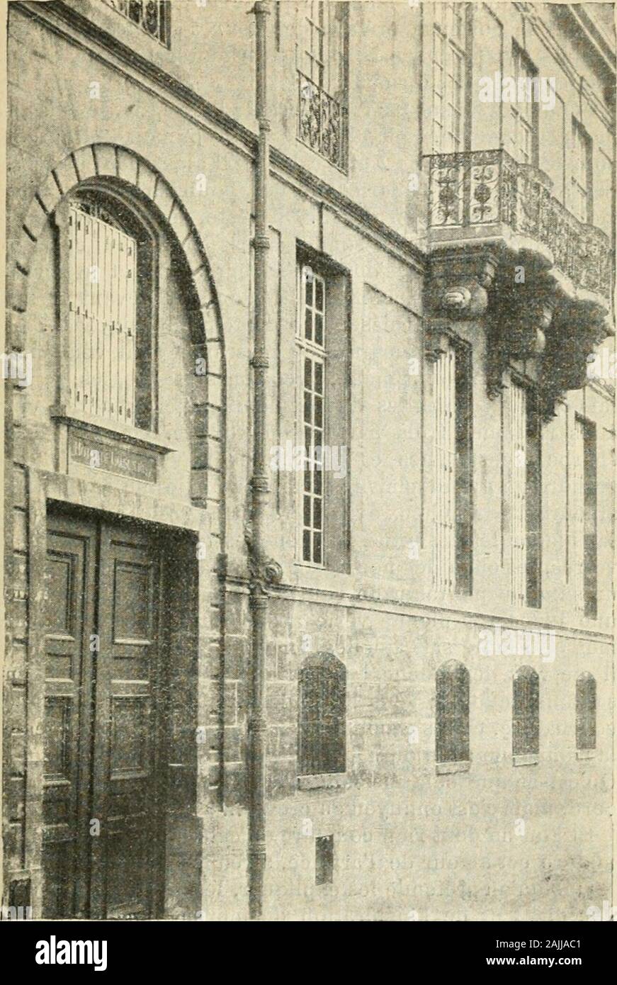 Théophile Gautier . rie... " Il travaillait, ainsi dans cet enfer ricerca onu atelier dim-primeur. Les ouvriers parlaient en levant la lettre, desgens entraient, les preme gémissaient, lécoeurante etdivine odeur de lencre emplissait la salle chaude et basse,et lui, suivait sa pensée, moulait ses lettres, bouclait ses e,et les frasi succédaient aux frasi avec autant dhar-monie, de maîtrise et de sérénité que si lécrivain eûtmédité dans le calme de son cabinet de travail. Lorsquelon songe à cela, su demeure étonné comme devant unmiracle doppio. Négligeant les émotions faciles, tout ce qui trou Foto Stock