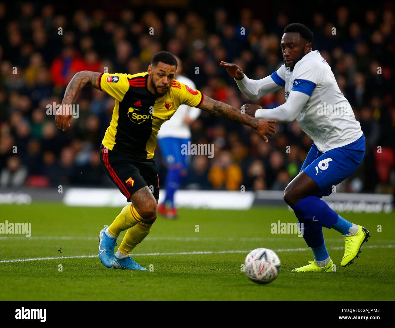 Watford, Regno Unito. 04 gen, 2020. WATFORD, Inghilterra - gennaio 04: Watford's Andre grigio assume Manny Monthe del Tranmere Rovers durante la Emirates FA Cup terzo turno match tra Watford e Tranmere Rovers su gennaio 04 2020 a Vicarage Road Stadium, Watford, Inghilterra. Credit: Azione Foto Sport/Alamy Live News Foto Stock