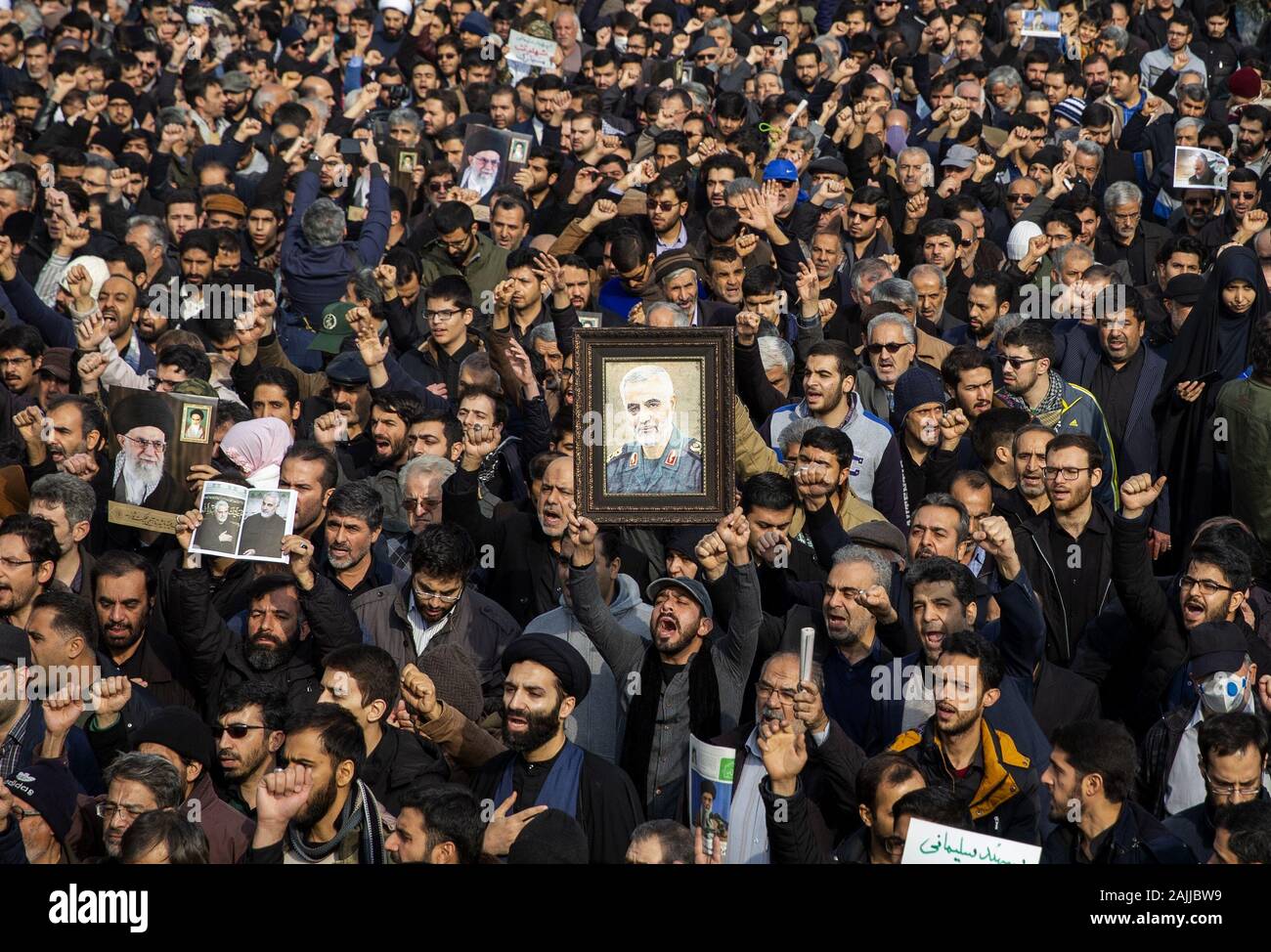 Pechino, Iran. 3 gennaio, 2020. Le persone che frequentano una protesta contro la morte di alto profilo comandante iraniano Soleimani Qassem a Tehran, Iran, a gennaio 3, 2020. Credito: Ahmad Halabisaz/Xinhua/Alamy Live News Foto Stock