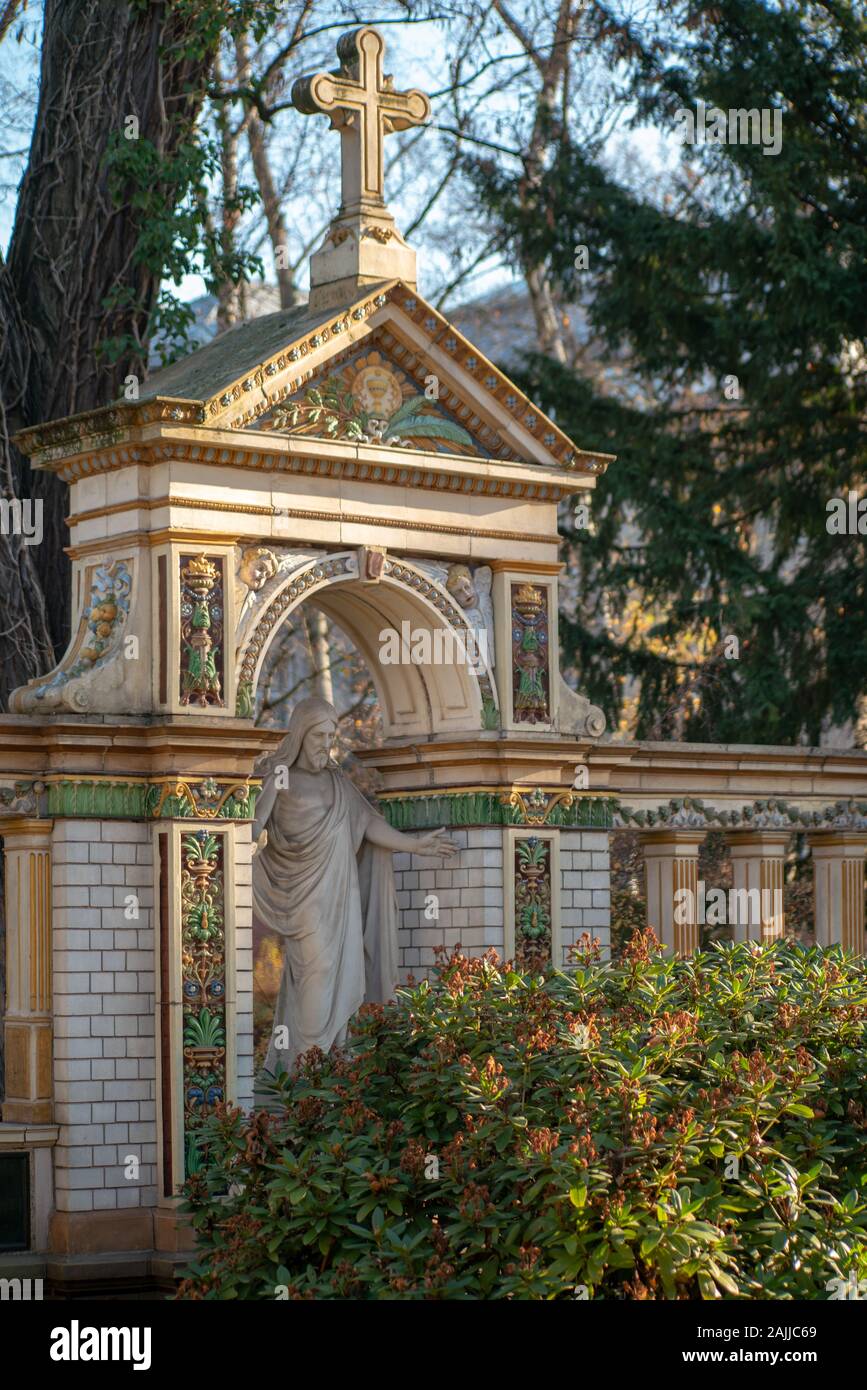 Mausoleo colorati con una statua di Gesù Cristo sul cimitero Dorotheenstädtischer a Berlino, Germania Foto Stock