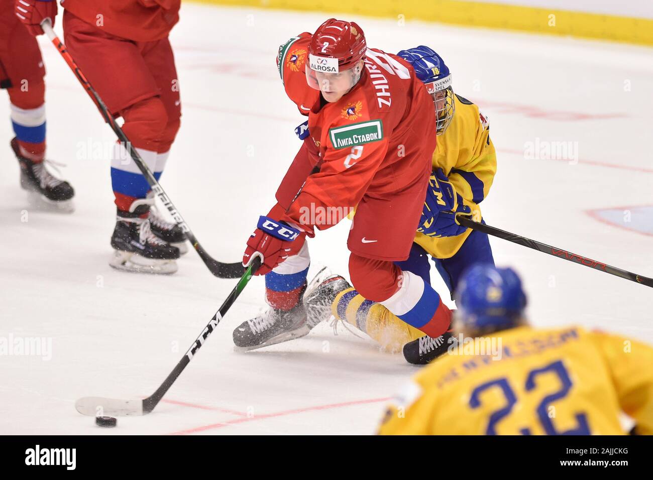 Ostrava, Repubblica Ceca. 04 gen, 2020. L-R DANIL ZHURAVLYOV della Russia e LUCAS RAYMOND di Svezia in azione durante il 2020 IIHF mondo junior di Hockey su ghiaccio campionati semifinale partita tra Svezia e Russia a Ostrava, Repubblica Ceca, il 4 gennaio 2020. Credito: Jaroslav Ozana/CTK foto/Alamy Live News Foto Stock