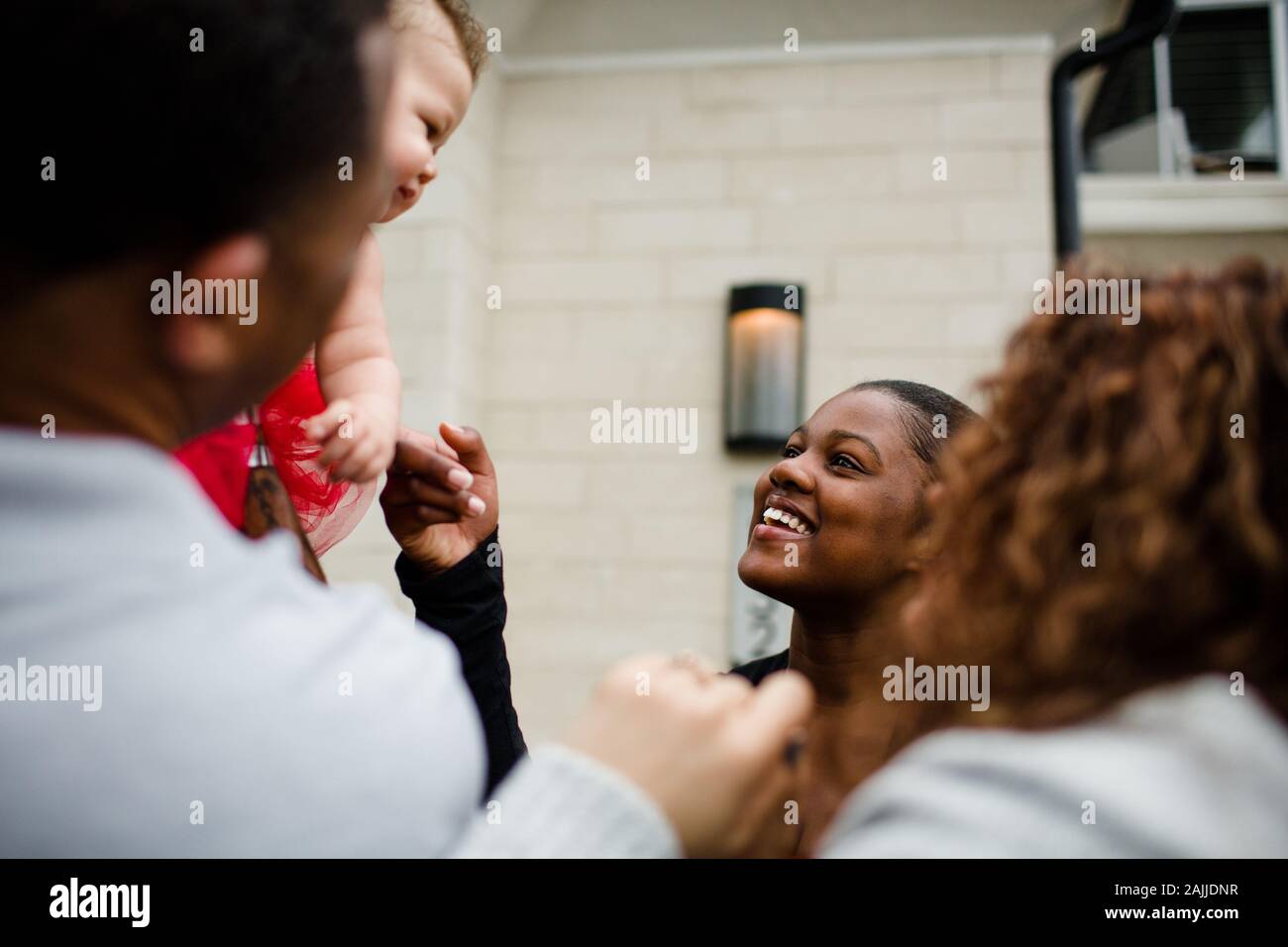 African American Step Sister sorridente al Biracial Baby Sister Foto Stock