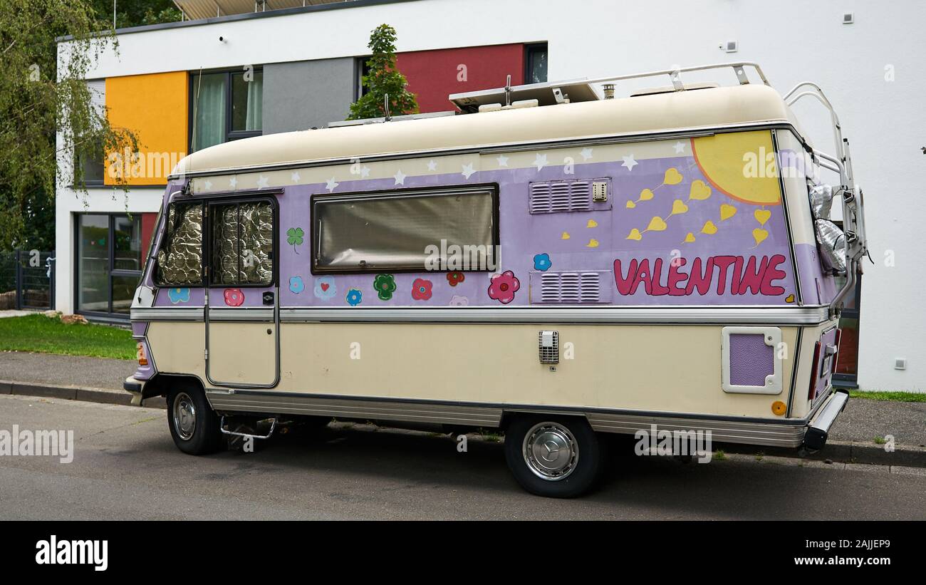 Vintage hippy di camper van ispirato dal pensiero di San Valentino" Giorno e flower power. Foto Stock