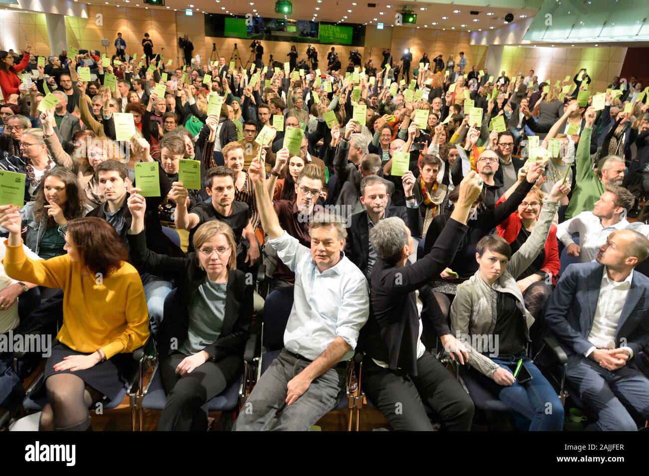 Salisburgo, Salisburgo, Austria. 04 gennaio 2020. Xlii Congresso Federale dei Verdi "Coraggioso nel futuro' presso il Centro Congressi di Salisburgo il 4 gennaio 2019. Decisione sulla partecipazione del governo e la conferma del governo accordo superato da EBV (Estesa scheda federale). L'immagine mostra il verde in base alla votazione sull'immissione del governo . Credito: Franz Perc / Alamy Live News Foto Stock