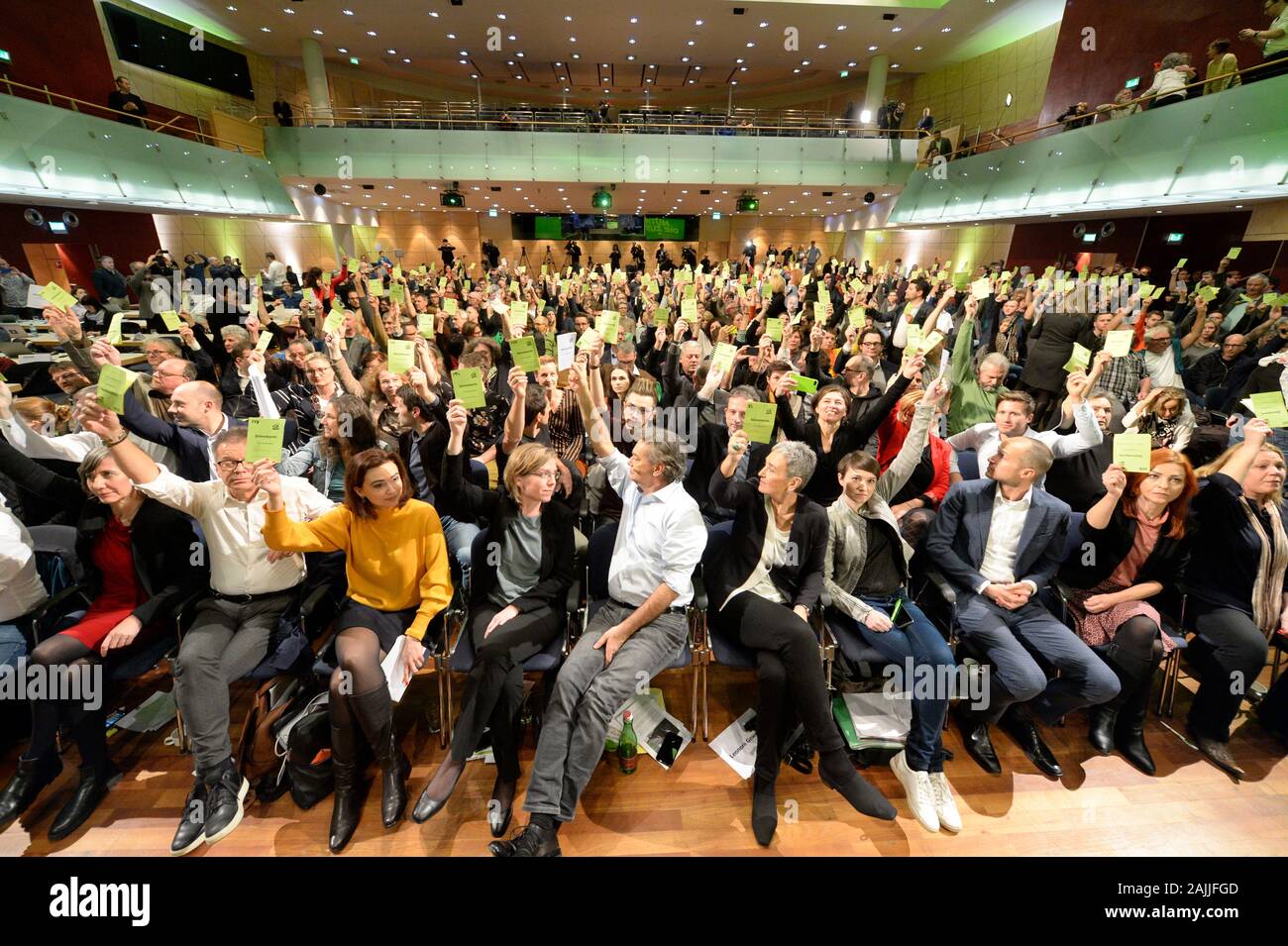 Salisburgo, Salisburgo, Austria. 04 gennaio 2020. Xlii Congresso Federale dei Verdi "Coraggioso nel futuro' presso il Centro Congressi di Salisburgo il 4 gennaio 2019. Decisione sulla partecipazione del governo e la conferma del governo accordo superato da EBV (Estesa scheda federale). L'immagine mostra il verde in base alla votazione sull'immissione del governo . Credito: Franz Perc / Alamy Live News Foto Stock