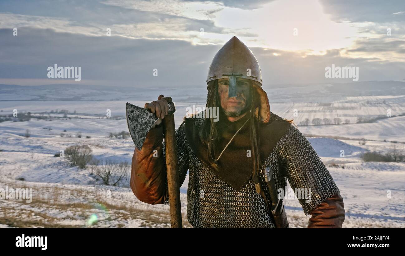 Ritratto del borgo medievale di viking guerriero in armatura. Foto Stock