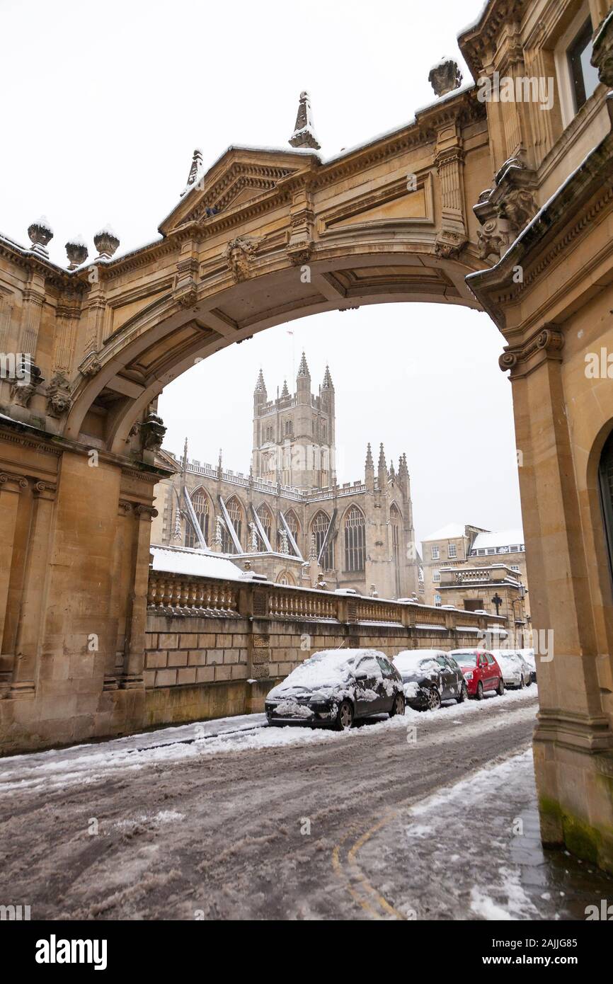 Abbazia di Bath vista attraverso l'arco su York Street su un inverni nevosi giorno. Foto Stock