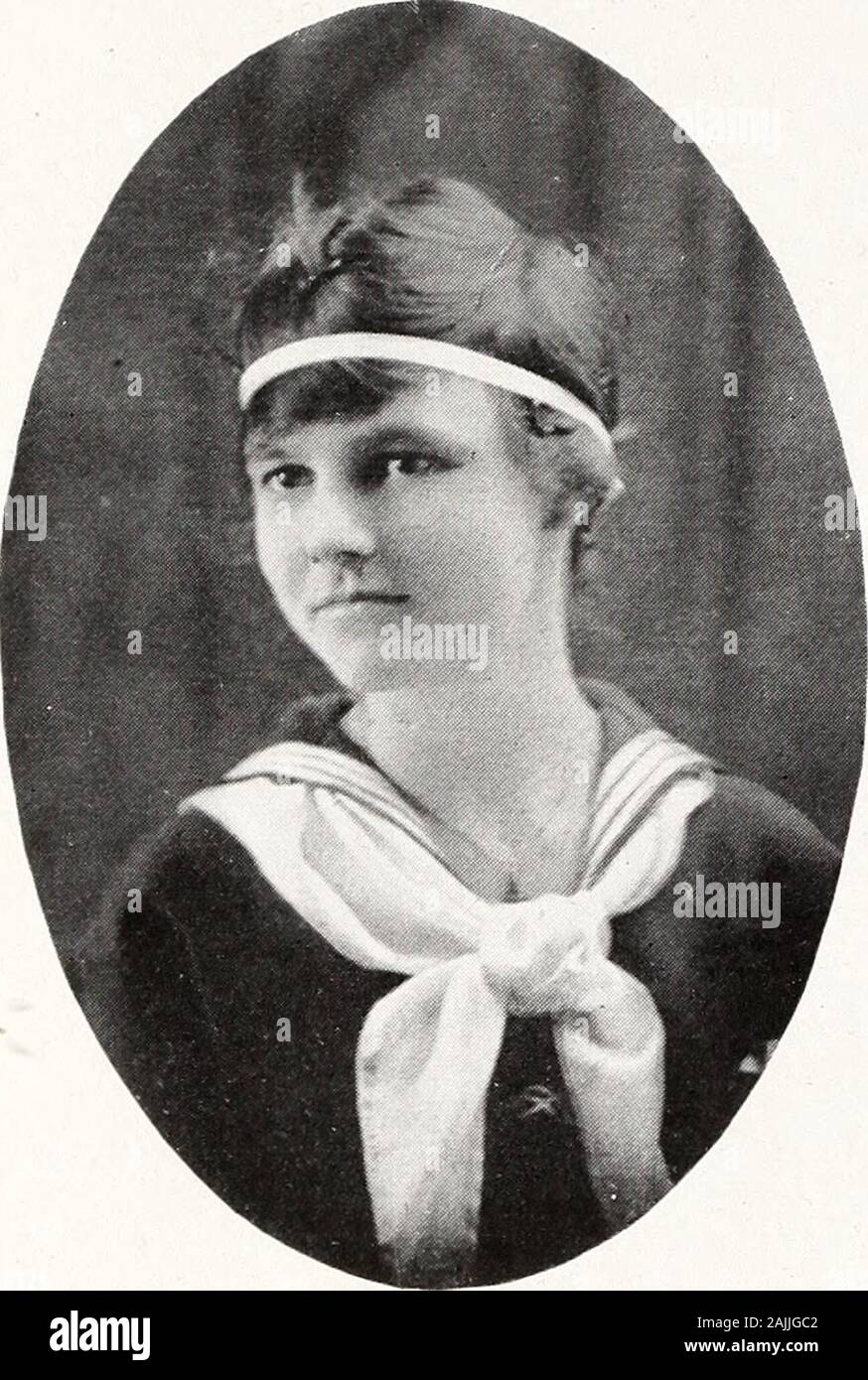 Il nero e oro [numero] . Stl^g llarb anil (Balh pubblicata quattro volte dudng ogni anno scolastico il Siudentsof il Winston-Salem Città Alta Scuola iscritta presso l'ufficio postale a Winston-Salem, N. C, asSecond classe questione posta staff editoriale di Bessie Ambler, 16 Editor-in-Chief Luther Lashmit, 16 Assistant Editor-in-Chief associare EDITORSLuELLA Cochran, 16 Tom Cushing, 18 Madge davanzali, 16 Eleanor Schofield, 18 banche Newman, 16 Walker Cantrell, 17 Eleanor Smith, 17 Burke Fox, 17 Francesca Jewett, 17 Alan Wright, 17 BUSINESS MANAGERSJoseph Cook, 16 Edwin Nash, 16 Carl Long, 16 vol. VI POSSONO, 1916 n. 4 Foto Stock