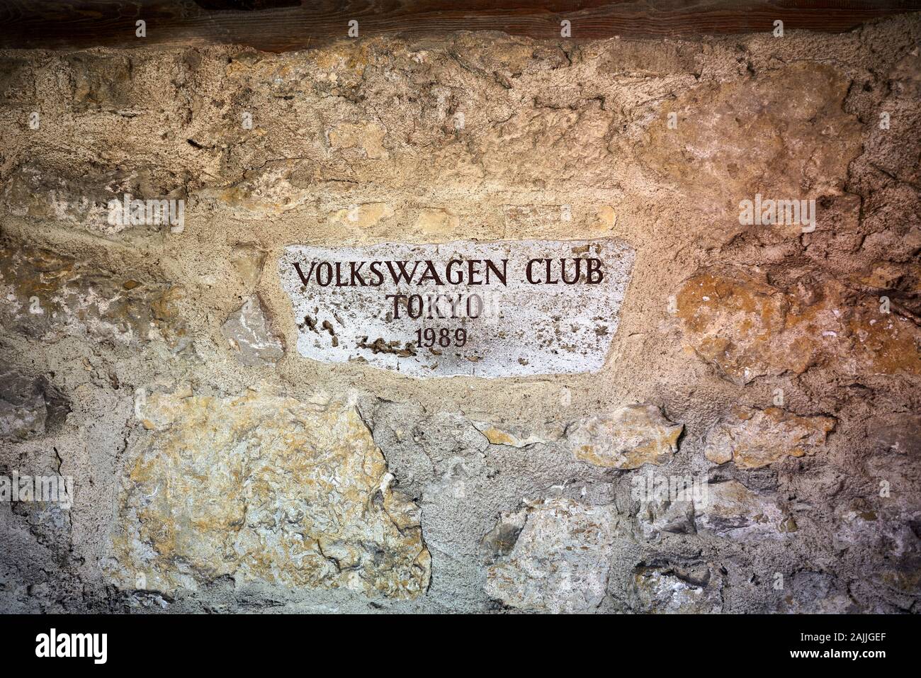 Segnaletica di riconoscimento sulla parete della città medievale di Rothenburg bastioni in grazie al gruppo Volkswagen di Tokyo per le donazioni per ricostruire e mantenere. Foto Stock