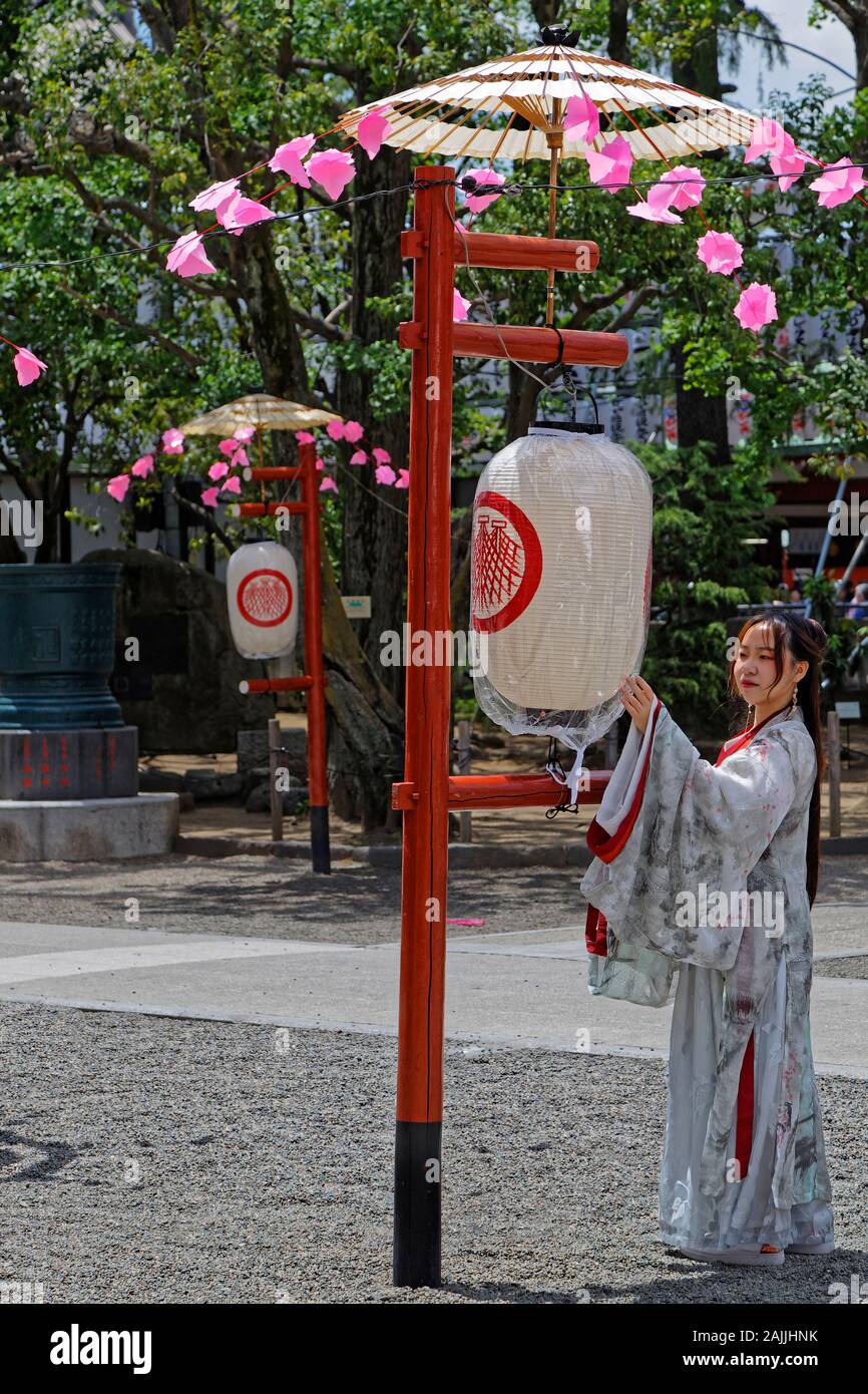 TOKYO, Giappone, 15 Maggio 2019 : giovane donna giapponese in kimono tradizionali a Senso-Ji tempio, il quartiere di Asakusa. Foto Stock