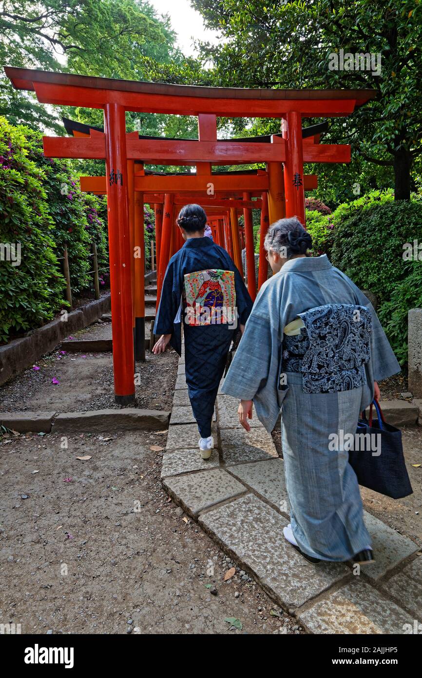 TOKYO, Giappone, 16 Maggio 2019 : le donne all'ingresso del percorso di torii nel tempio Nezu, un santuario shintoista situato nel Bunkyo ward di Tokyo. Foto Stock