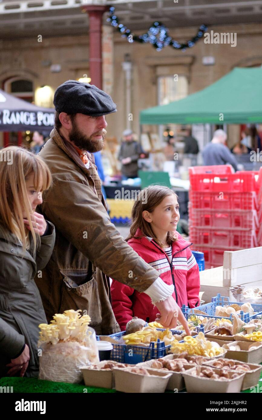 Il sabato di mercato alimentare a stazione di Green Park bagno, SOMERSET REGNO UNITO Foto Stock