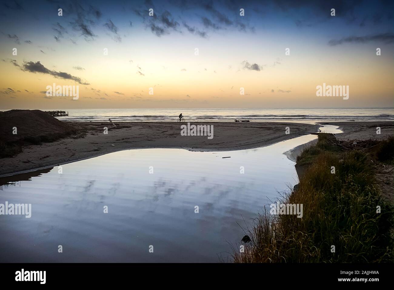 Tramonto sulle spiagge di Vada città balneare in provincia di Livorno sulla costa degli Etruschi in Toscana, Italia Foto Stock