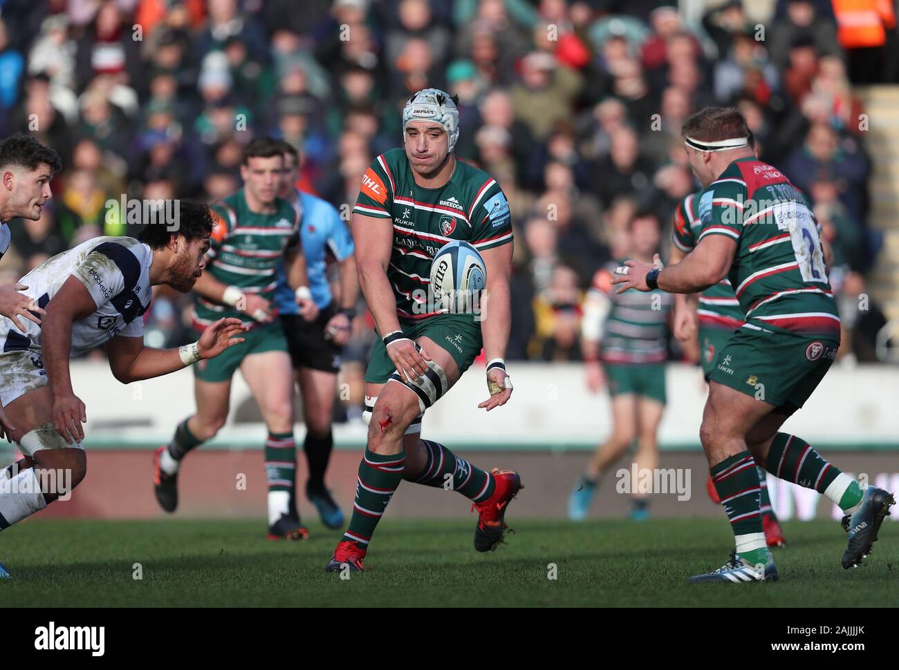 4.1.2020 Leicester, Inghilterra. Rugby Union. Tom‡s Lavanini sulla carica per Leicester Tigers durante la Premiership Gallagher round 8 partita giocata tra Leicester Tigers e Bristol porta al Welford Road Stadium, Leicester. © Phil Hutchinson/Alamy Live News Foto Stock