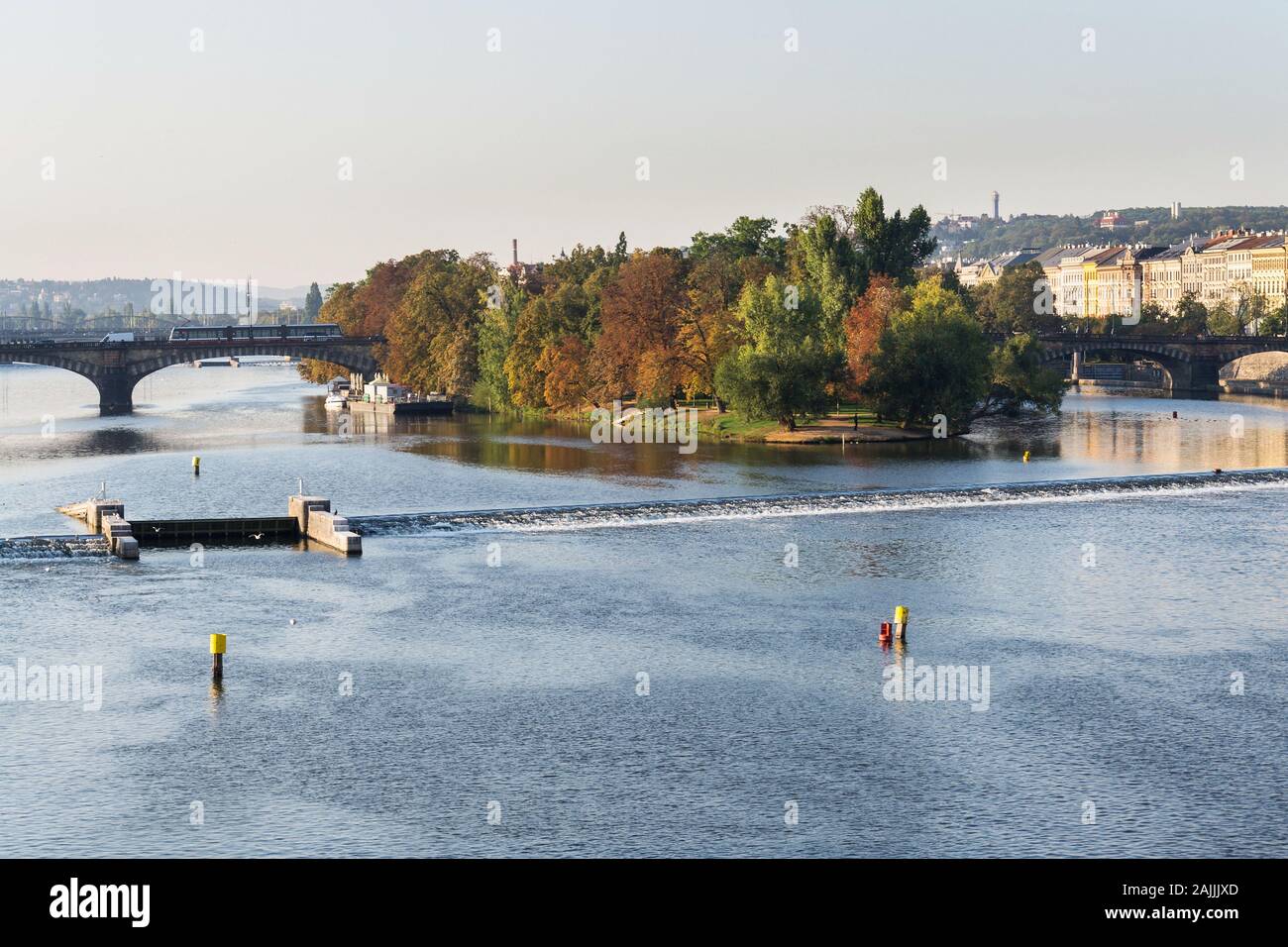 Strelecky Island con weir sulla Moldava vicino al Teatro Nazionale e il Ponte Carlo a Praga Repubblica Ceca, soleggiata giornata autunnale Foto Stock