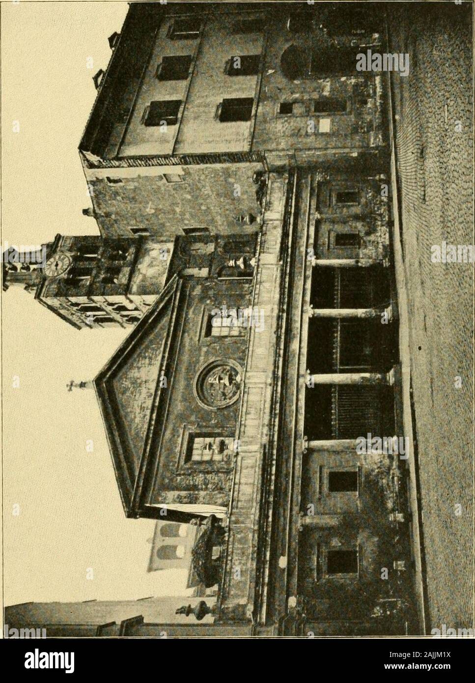 L'anello e il libro . affare, business in corrispondenza di una estremità - Quindi, sei mesi quindi che la persona di cui ti fidi, proviene, recupera qualsiasi babe esso essere; io mantenere il prezzo e il segreto è il babe. Il pagamento accanto per la santa Messa per rendere tutti i diritti: 190 Nel frattempo, ho sacchetto il serio-soldi-pezzo. Giù per le scale di nuovo va brancoli dalla corda Violante, trionfante in un fiorire di fuoco dal suo cervello, auto-illuminato da tale successo- guadagna la chiesa in tempo per la ^^MagJiificaV 195 e dà indietro la mia riprensione è portato via e benedette umanità proclamare me ora, in modo che il sacerdote officiating gira intorno per vedere che p Foto Stock