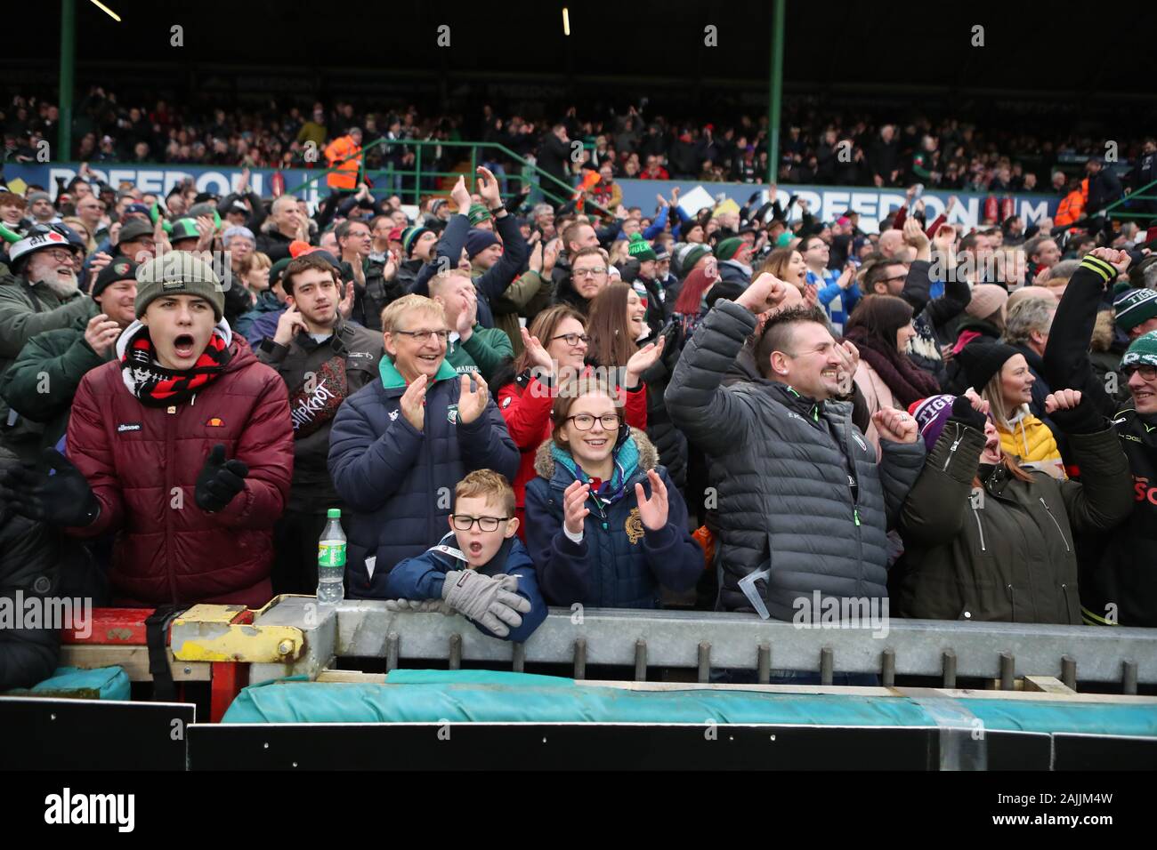 4.1.2020 Leicester, Inghilterra. Rugby Union. Tigri sostenitori celebrare i loro team Vittoria di Premiership Gallagher round 8 partita giocata tra Leicester Tigers e Bristol porta al Welford Road Stadium, Leicester. © Phil Hutchinson/Alamy Live News Foto Stock