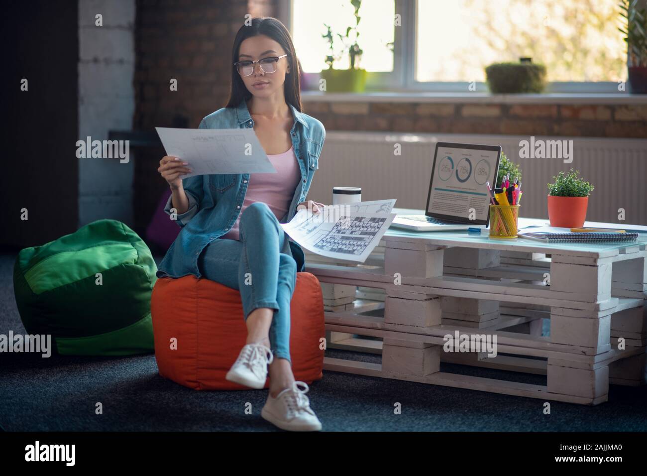 Grave donna occupato guardando i regimi Foto Stock