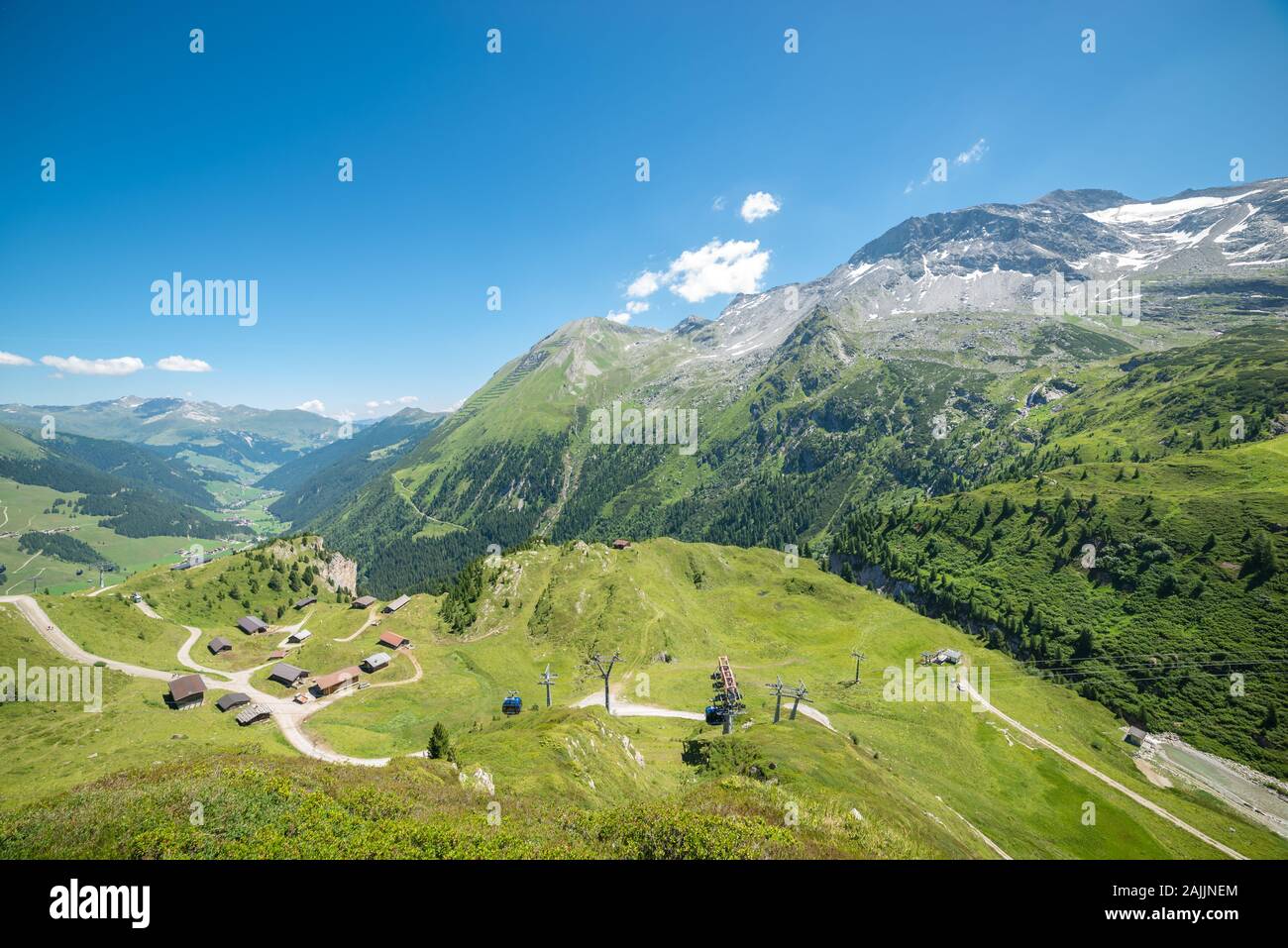 Vista panoramica della valle e delle montagne del Tuxer Alpen nelle alpi europee, Tirolo, Austria Foto Stock