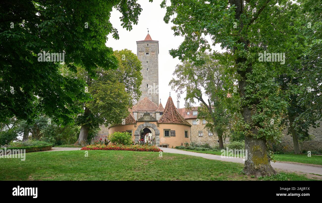 La più caratteristica entrata medievale di casa di accesso villaggio murato in Germania in grandangolo girato in estate presso la città turistica di Rothenburg, Germania Foto Stock