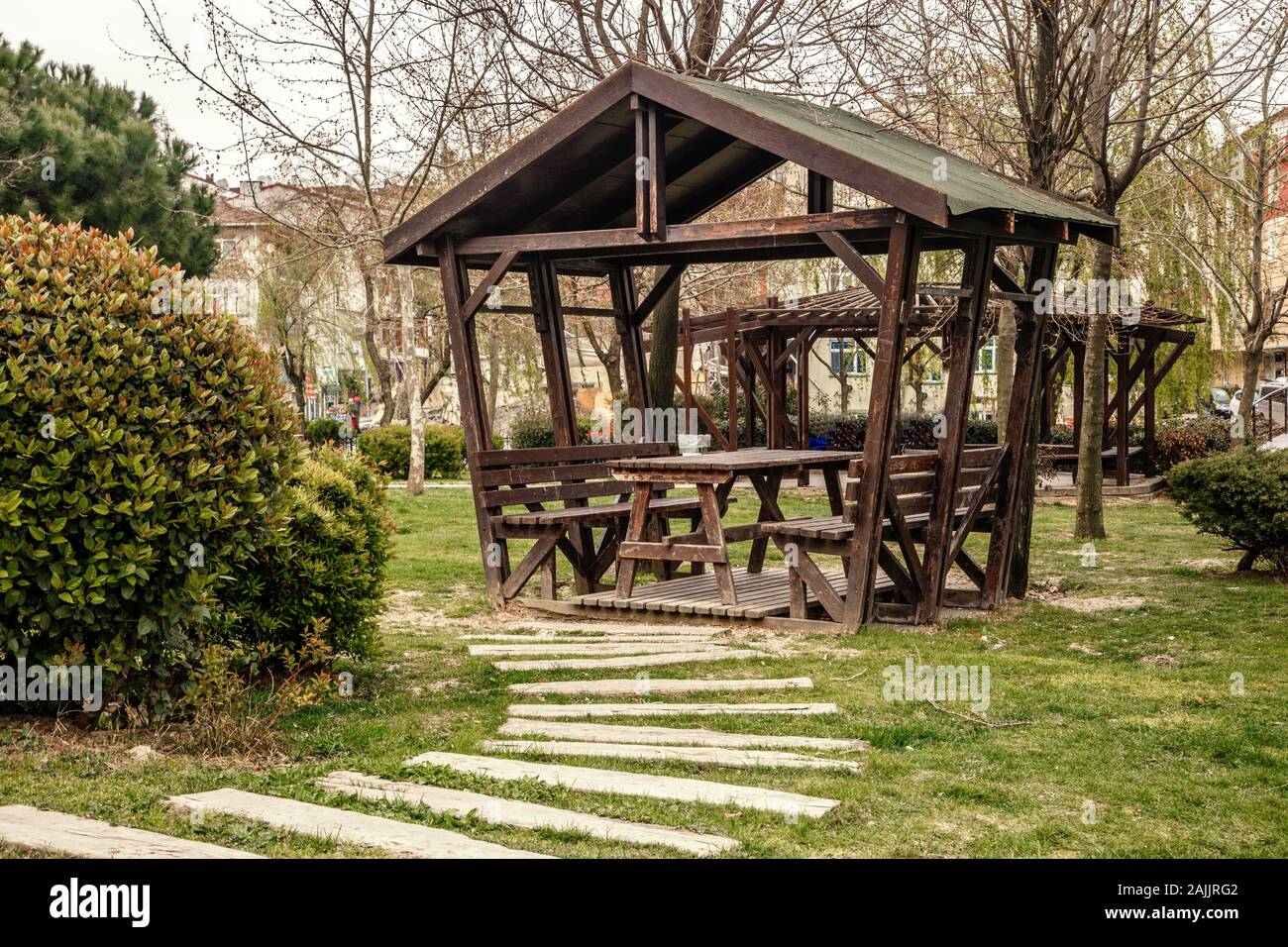 Gazebo campeggio con tavolo da barbecue e panca per picnic all'aperto in  estate all'aperto. Foto di alta qualità Foto stock - Alamy