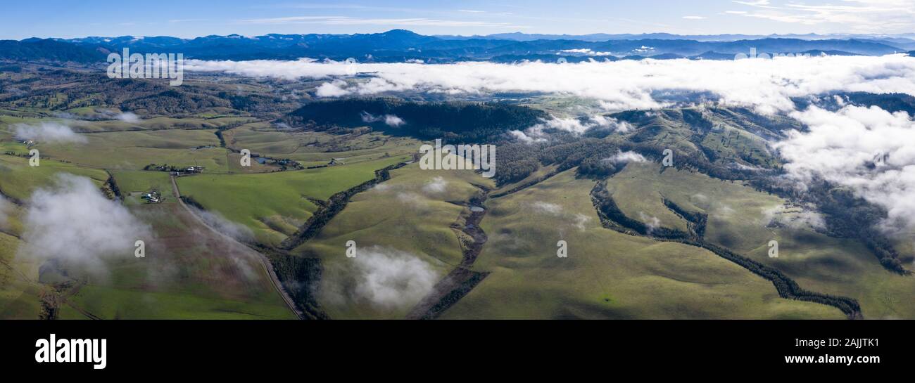 Una bassa coltre di nubi si sposta lentamente sopra il paesaggio rurale del centro di Oregon. Questa regione è nota per la sua splendida comunità rurali. Foto Stock